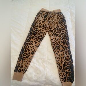 Cashmere joggers in leopard print